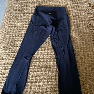 Black 7/8 Lululemon leggings.